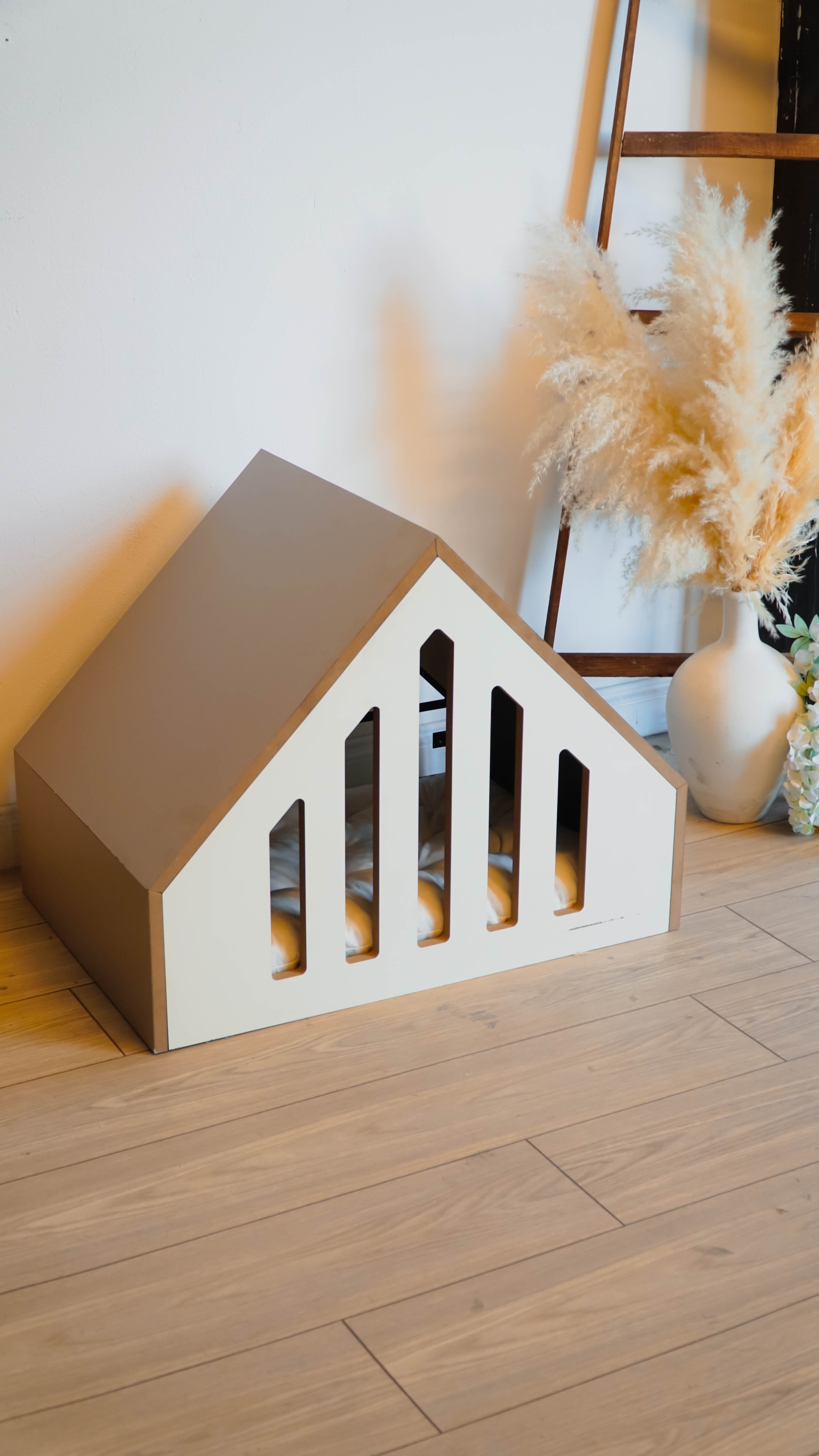 iç mekan ahşap köpek ve kedi evi