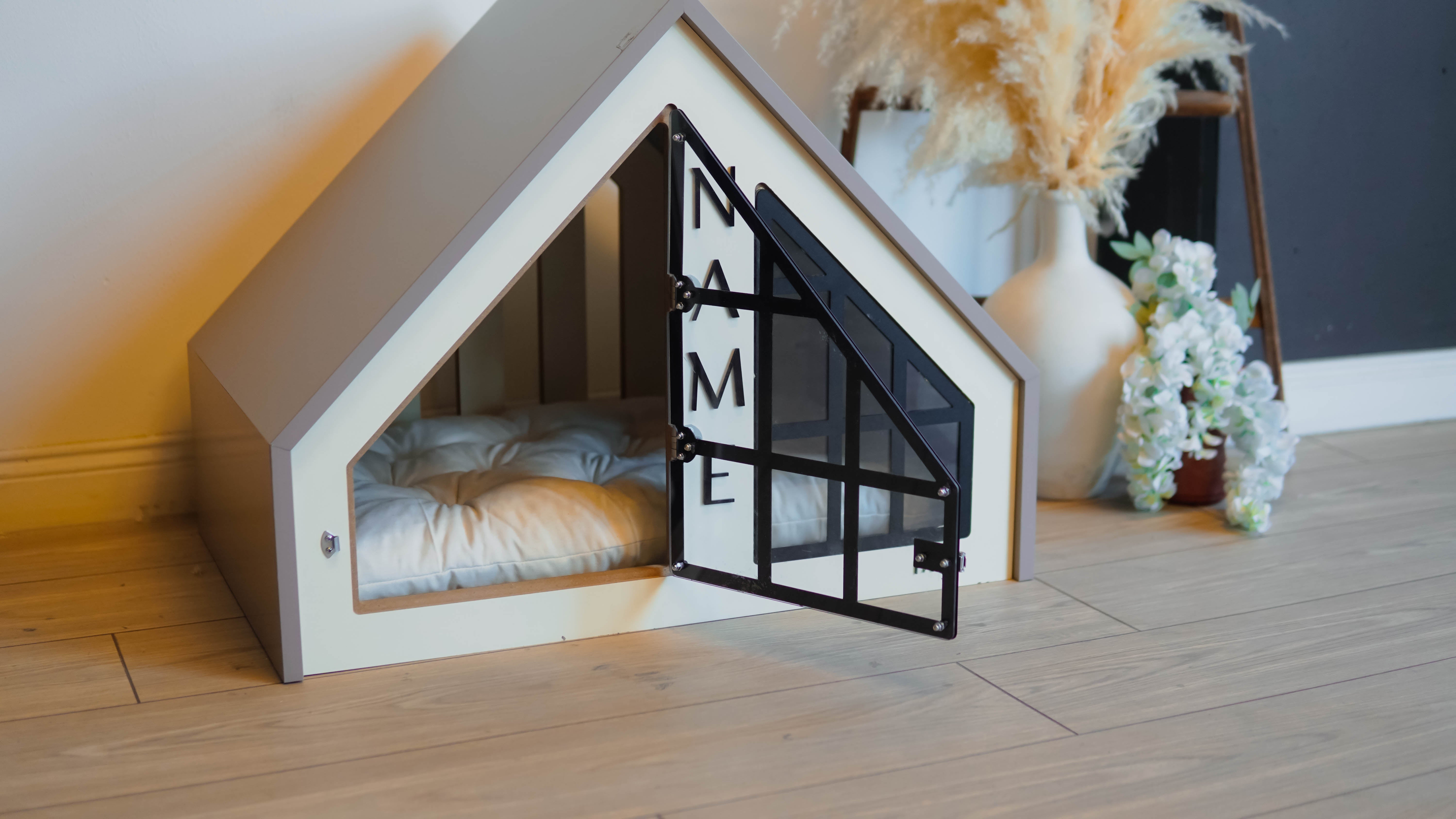 iç mekan ahşap köpek ve kedi yatağı