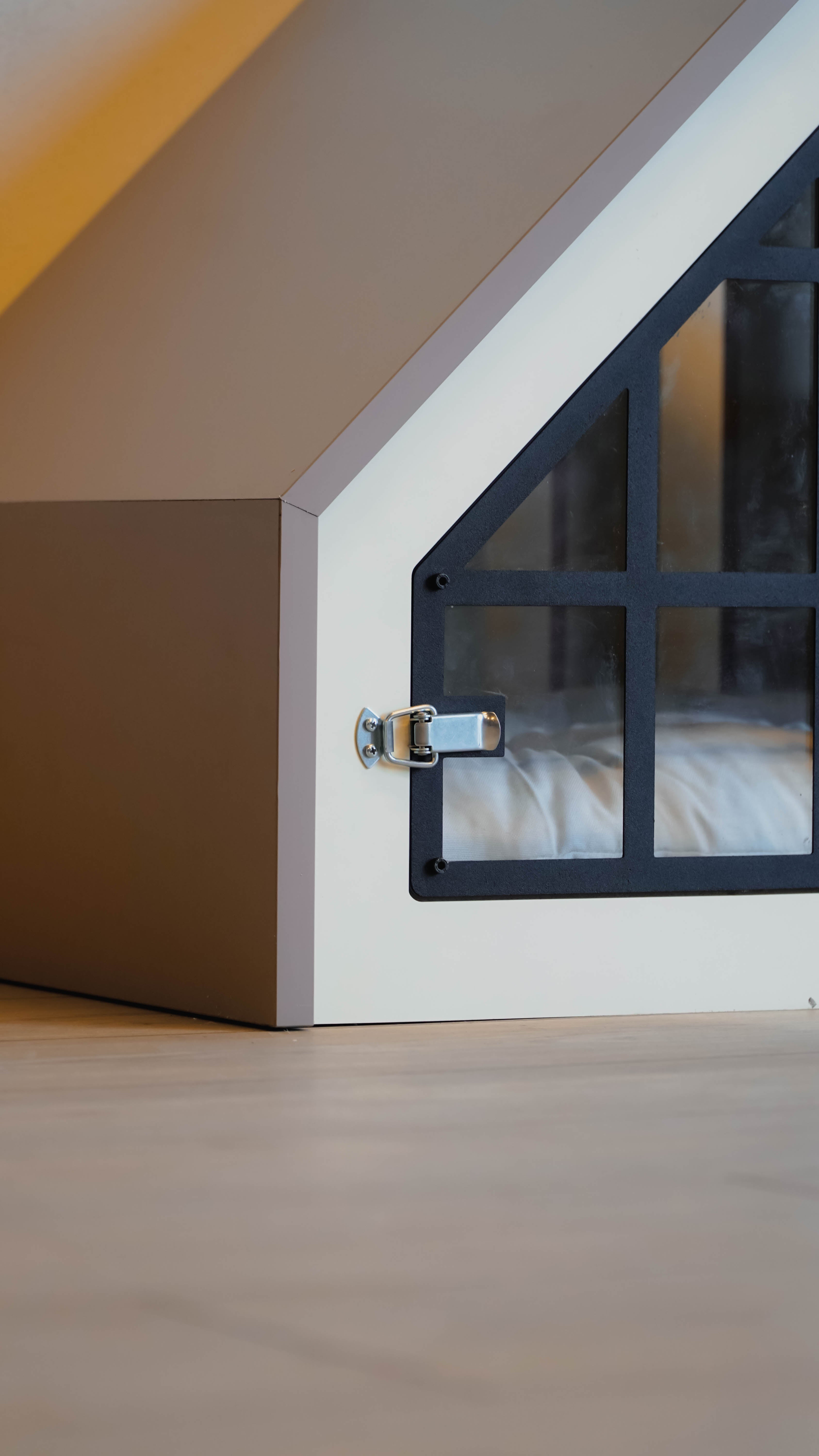 iç mekan ahşap köpek ve kedi evi