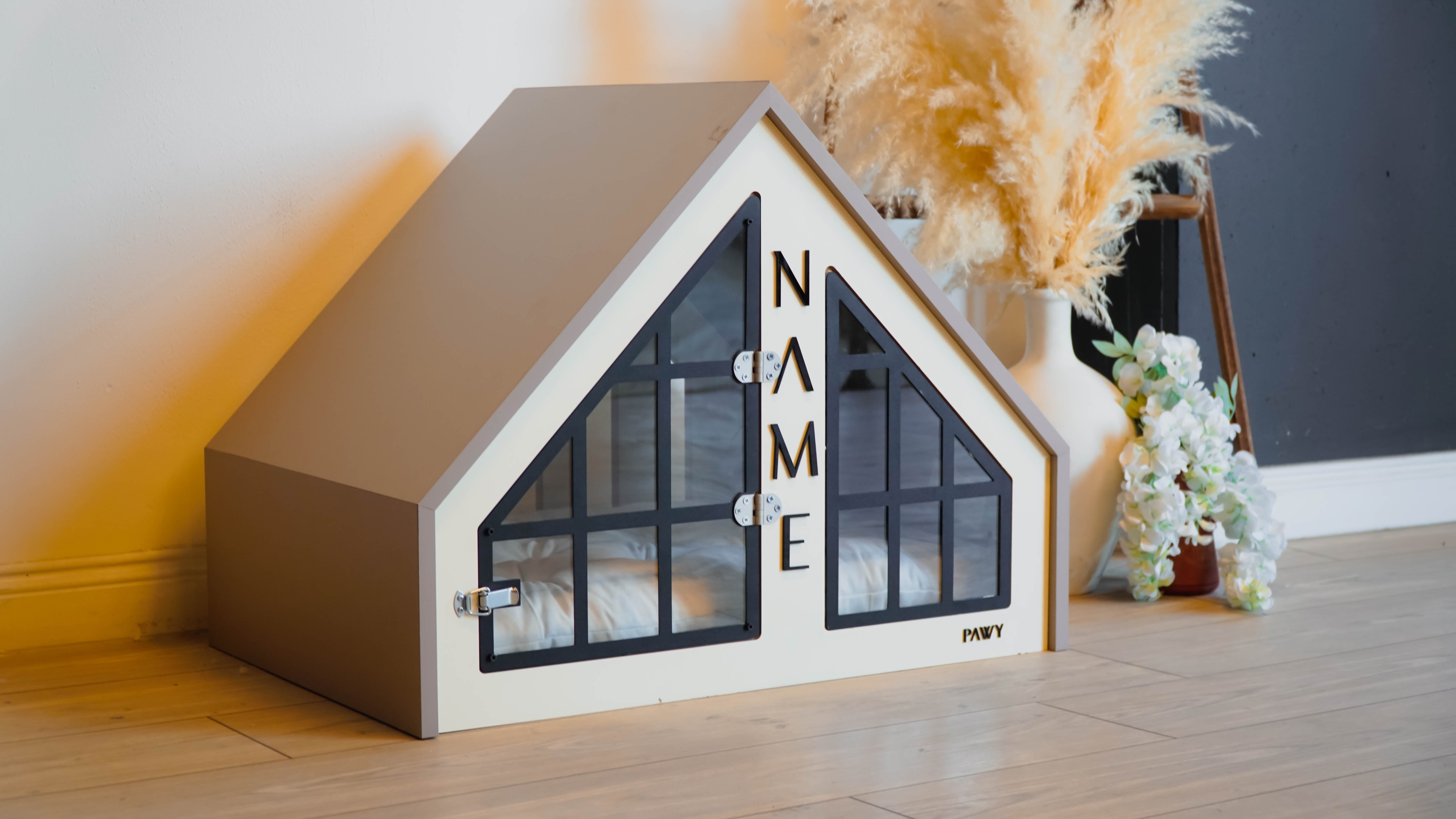 iç mekan ahşap köpek ve kedi evi